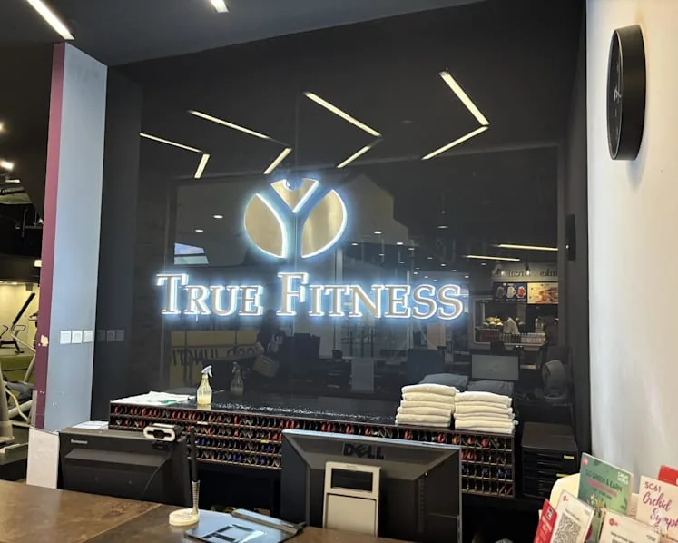 新加坡 Great World 的 True Fitness 门店关闭，入口处张贴告示